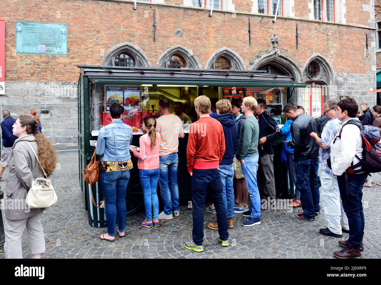 Ein belgischer Frites- und Fast-Food-Händler außerhalb des Belfry of Bruges, Belgien. Stockfoto