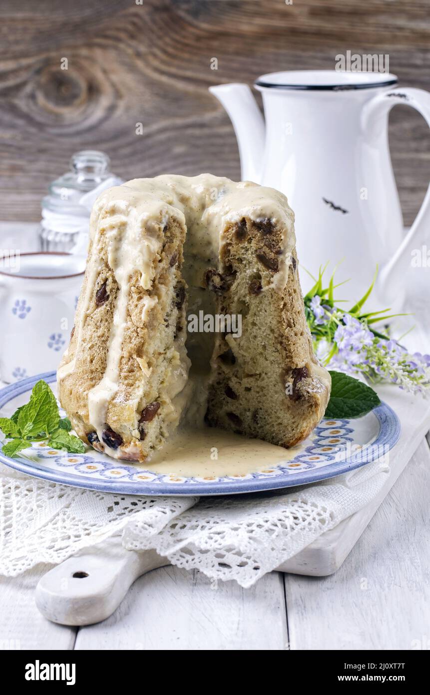 Gugelhupt mit Vanillesauce Stockfoto