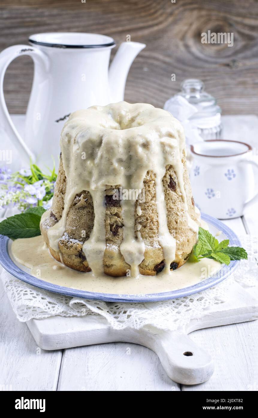 Kuchen mit Vanillesauce Stockfoto