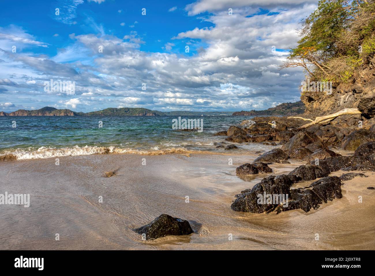 pazifischer Ozean an der Playa Todo Aventura, El Coco Costa Rica. Malerisches Paradies tropische Landschaft von Costa Rica Strand. Pura Vida Konzept, Reise nach ex Stockfoto