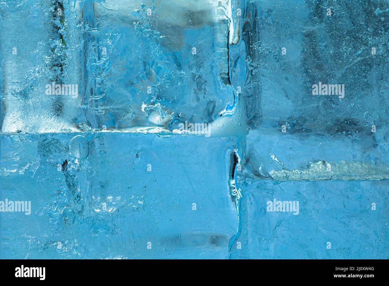 Eisblockwand als Textur oder Hintergrund. Kalter Frost transparente Steine Muster Stockfoto
