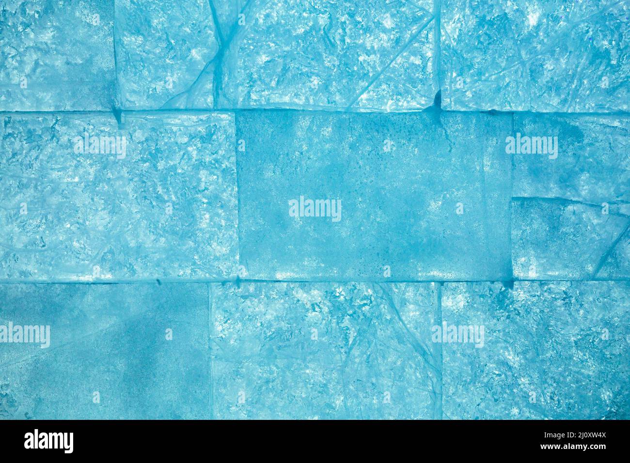 Eisblockwand als Textur oder Hintergrund. Kalter Frost transparente Steine Muster Stockfoto