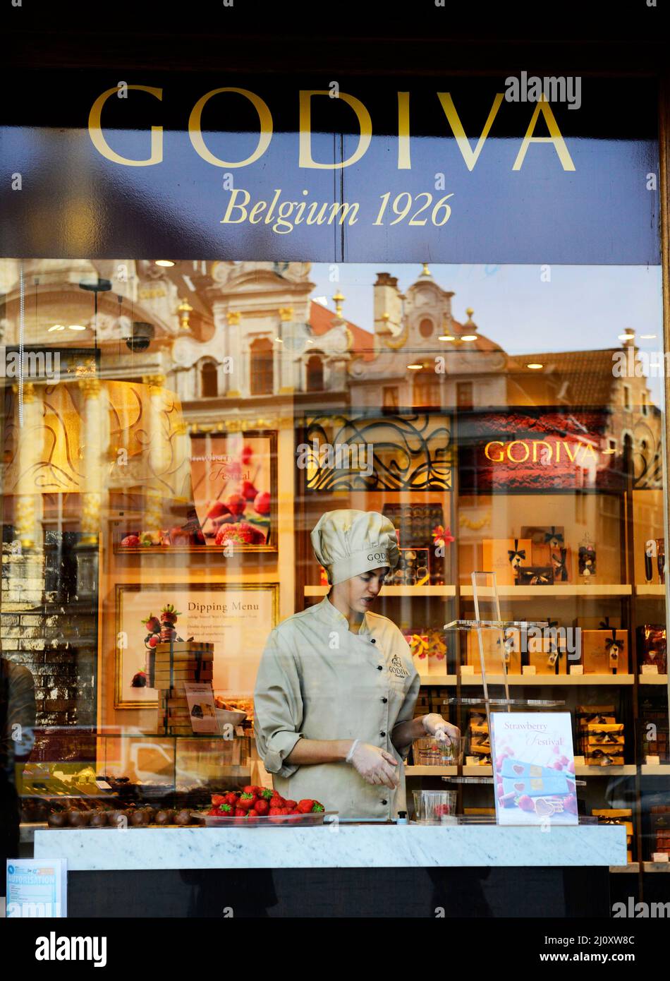 Ein Chocolatier im Godaiva Chocolate Shop am Grand Place in Brüssel, Belgien. Stockfoto