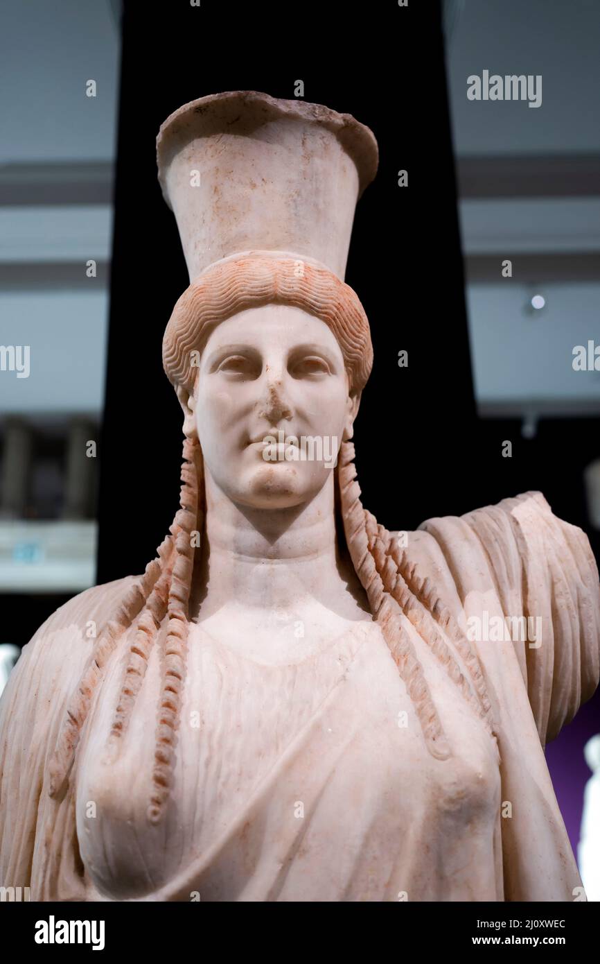 Archaische Statue von Caryatid aus Tralles antike Stadt, 1. Jahrhundert v. Chr. Römische Zivilisation. Archäologisches Museum Istanbul, Türkei. Stockfoto