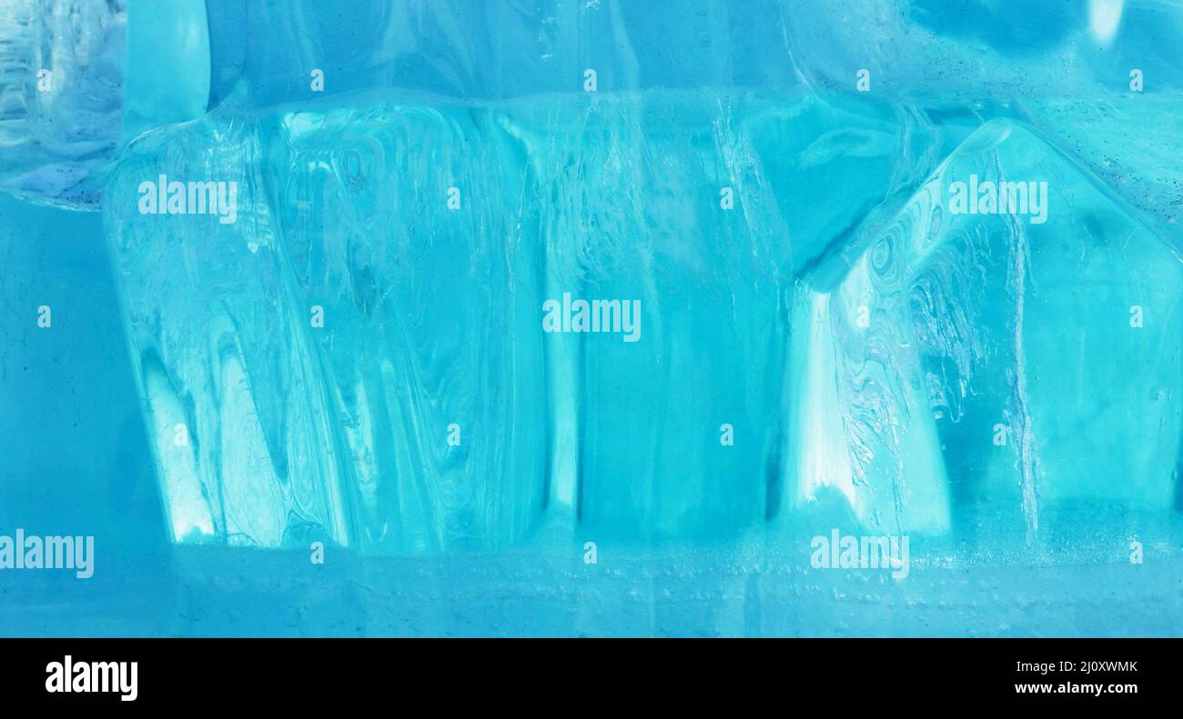 Eisblockwand als Textur oder Hintergrund. Kalter Frost transparente Steine Muster Stockfoto