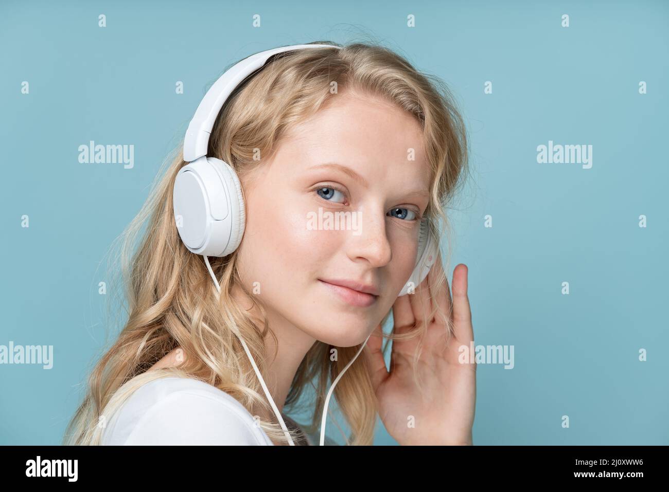 Nahaufnahme Porträt der Seitenansicht junge Frau geschlossenen Augen zuhören Musik Stockfoto