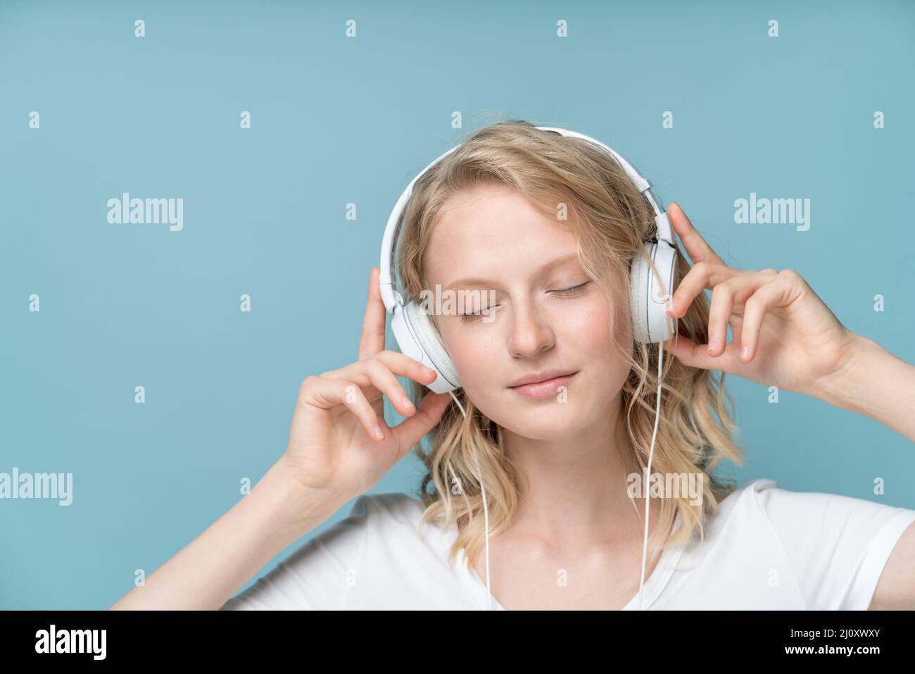 Nahaufnahme Porträt einer jungen Frau mit geschlossenen Augen Musik hören Über Kopfhörer Stockfoto