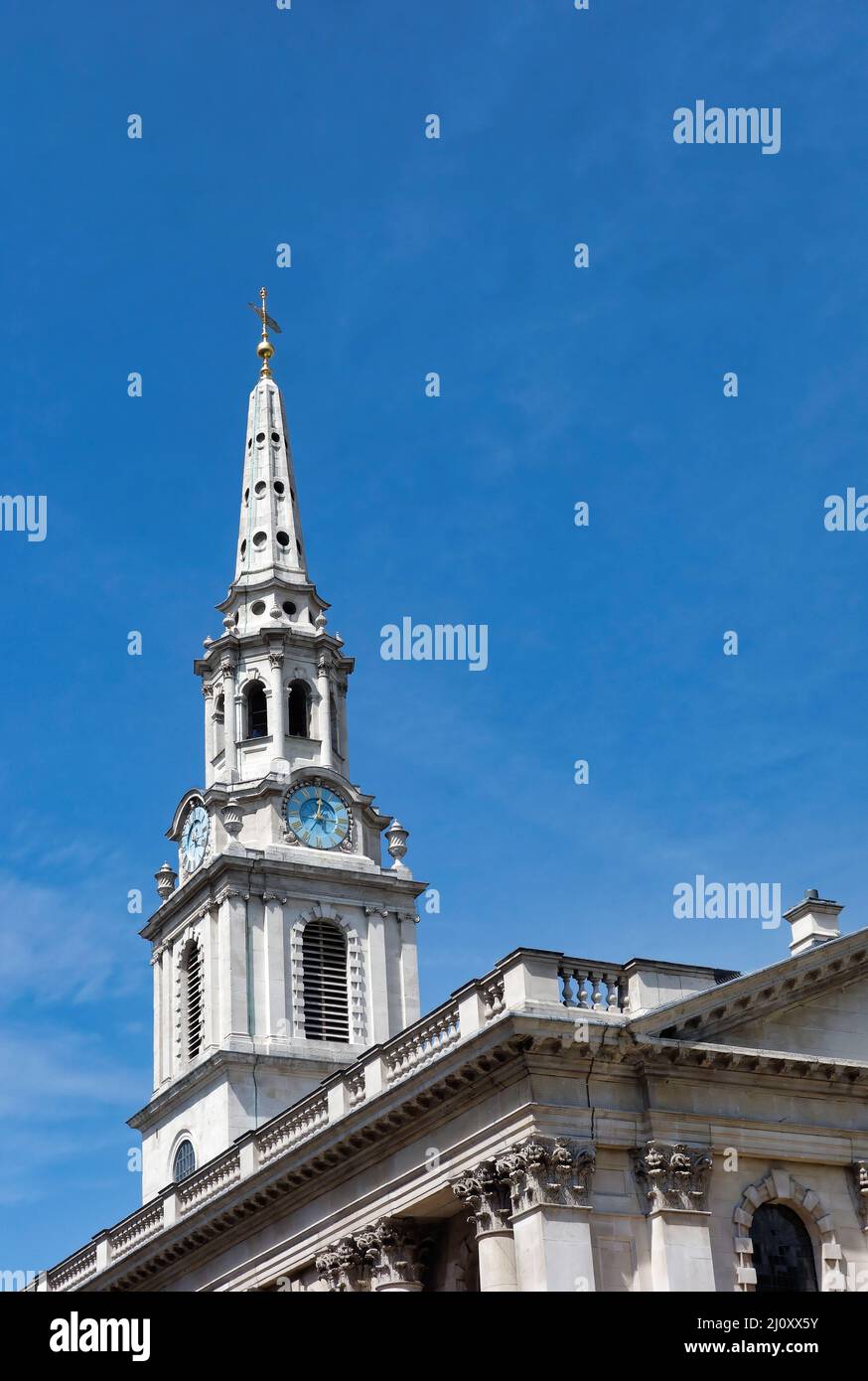 LONDON - Juli 27: St Martin-in-the-Fields Kirche Trafalgar Square in London am 27. Juli 2013 Stockfoto