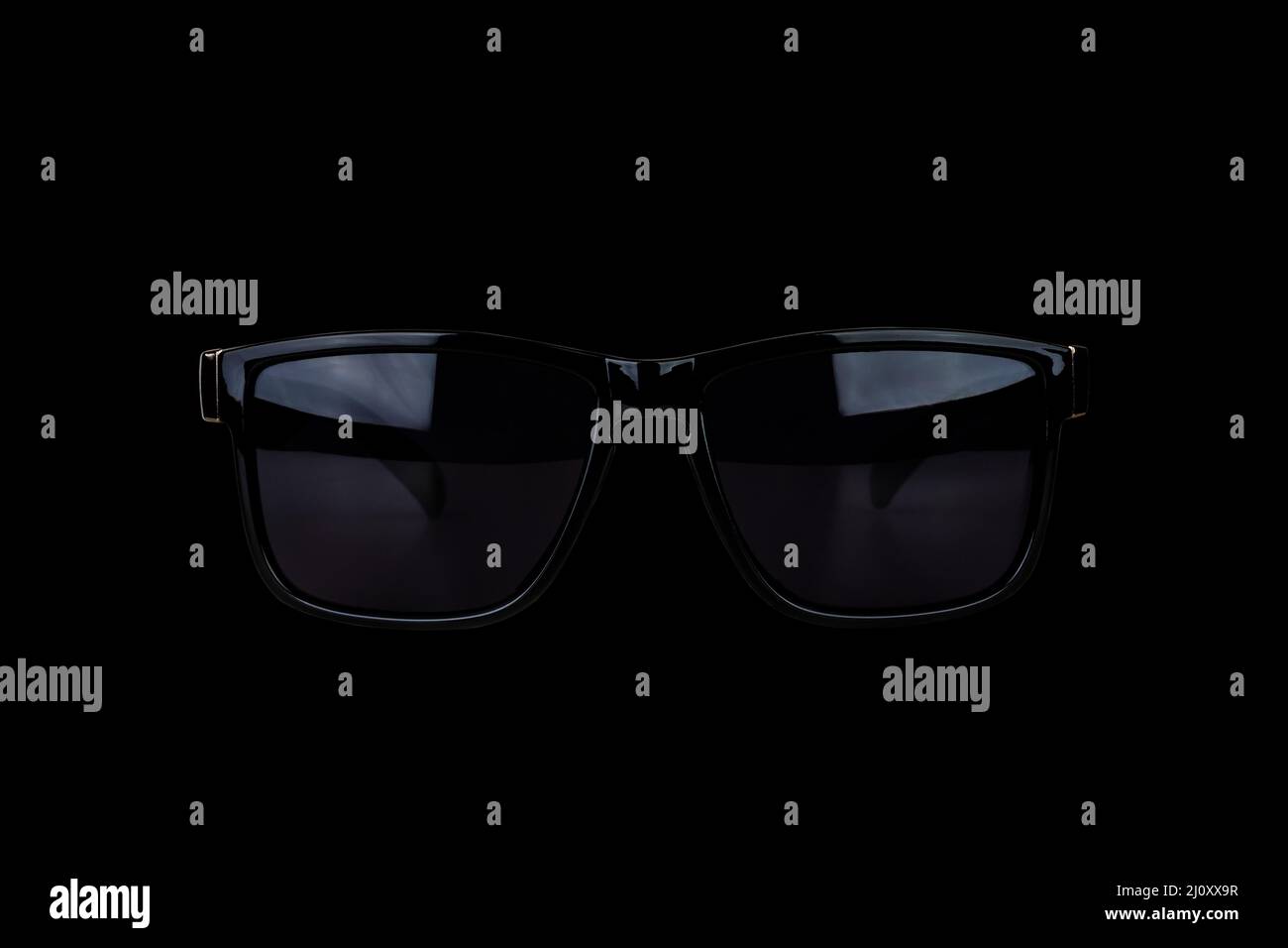 Schwarze männliche Sonnenbrille isoliert auf schwarzem Hintergrund Stockfoto