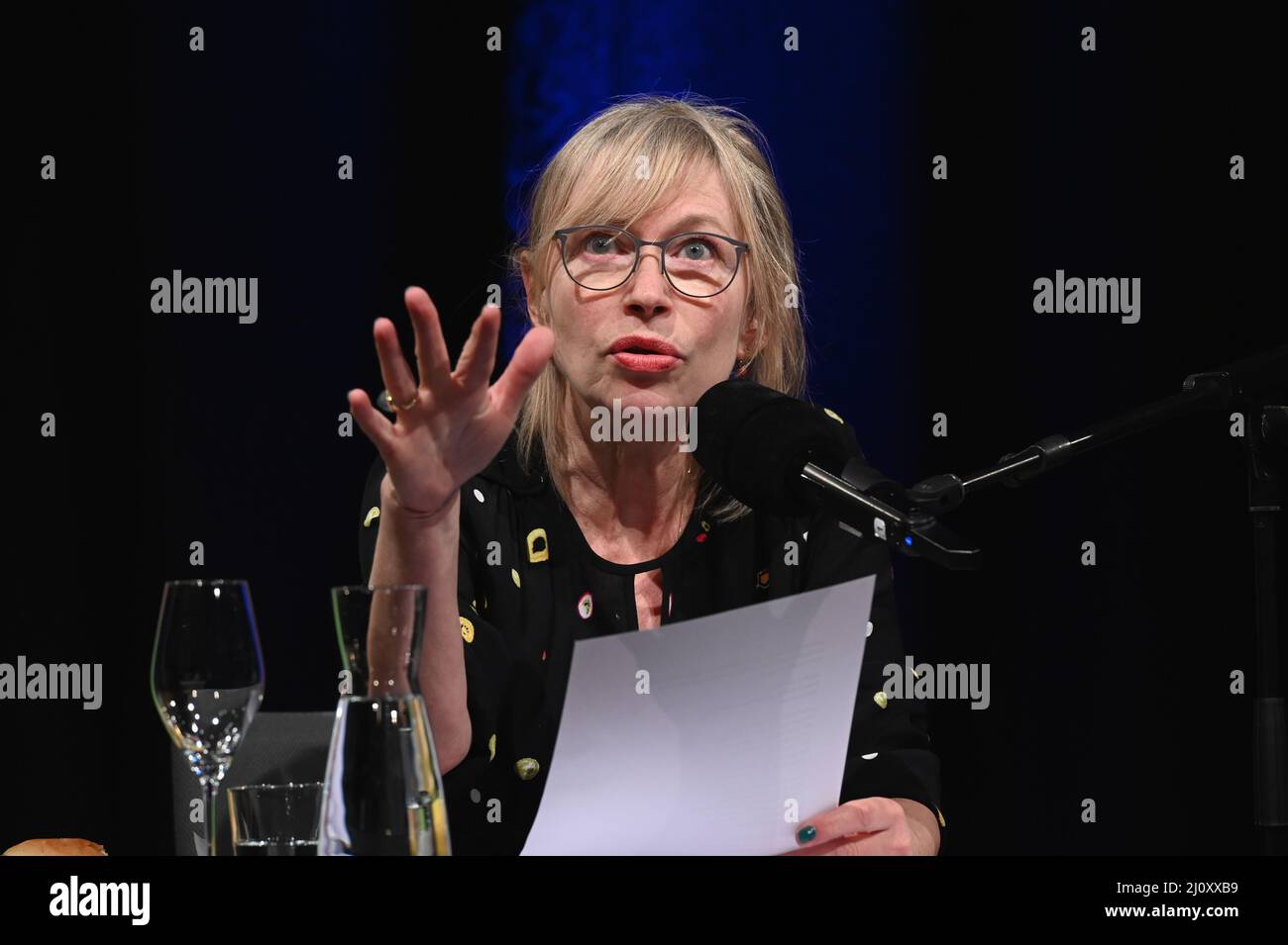 Köln, Deutschland. 18. März 2022. Die Schauspielerin Therese Hämer liest auf dem internationalen literaturfestival lit.Cologne. Quelle: Horst Galuschka/dpa/Alamy Live News Stockfoto