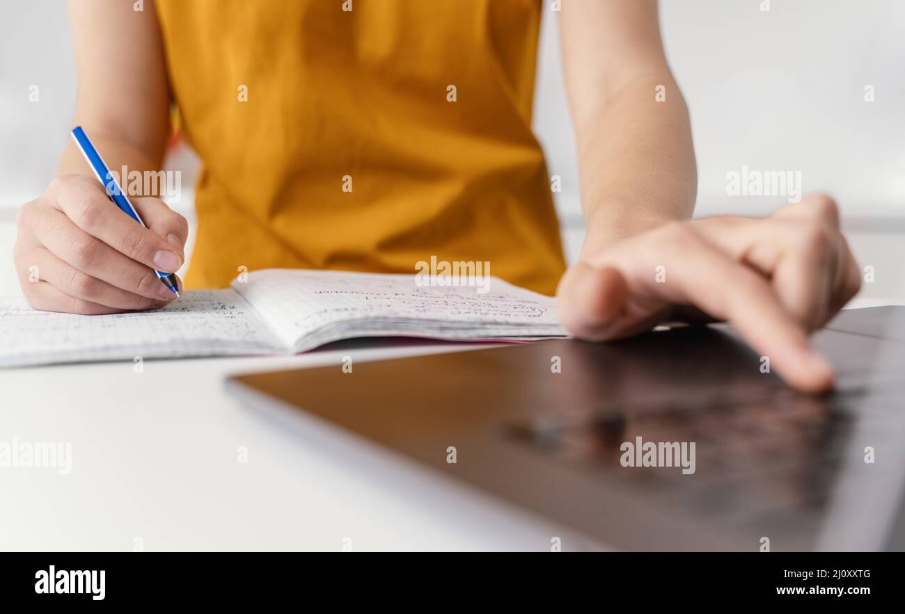 Frau, die Online-Klasse besucht. Hochwertige Fotos Stockfoto