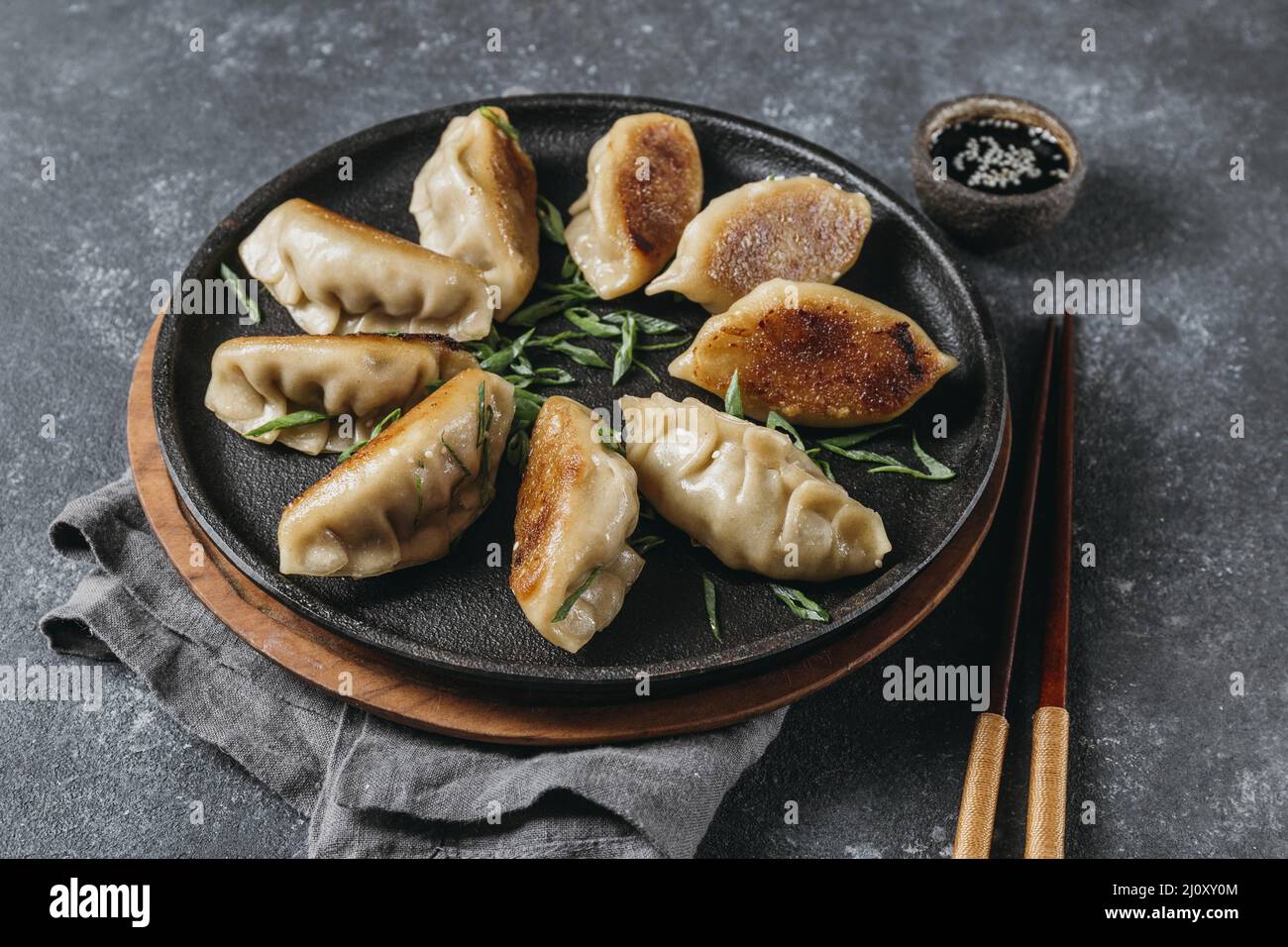 High-Angle japanische Knödel Sortiment. Hochwertige Fotos Stockfoto