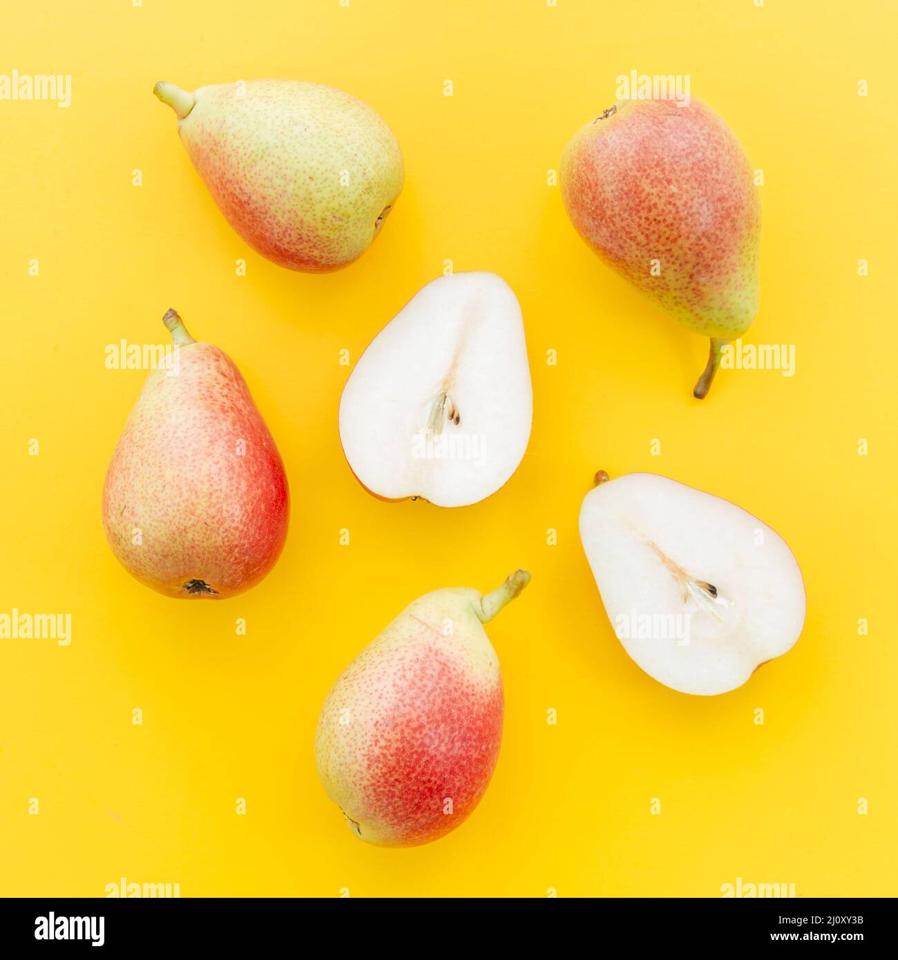 Ganze geschnittene Birne mit Samen. Hochwertige Fotos Stockfoto