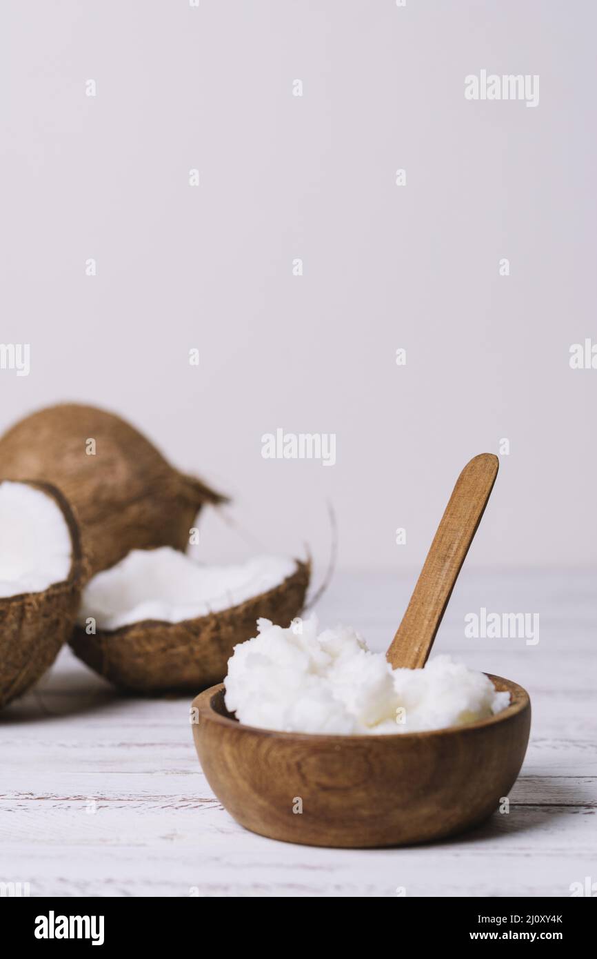 Vertikale Shot-Schüssel mit Kokosöl. Hochwertige Fotos Stockfoto