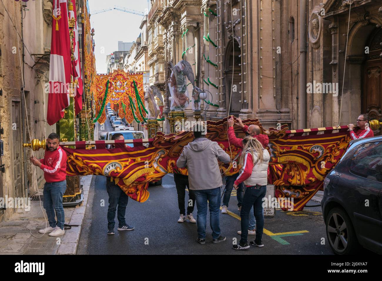 Banner auf den Straßen aufsetzen, um das Fest des Schiffwracks des heiligen Paulus, Valletta, Malta, vorzubereiten Stockfoto