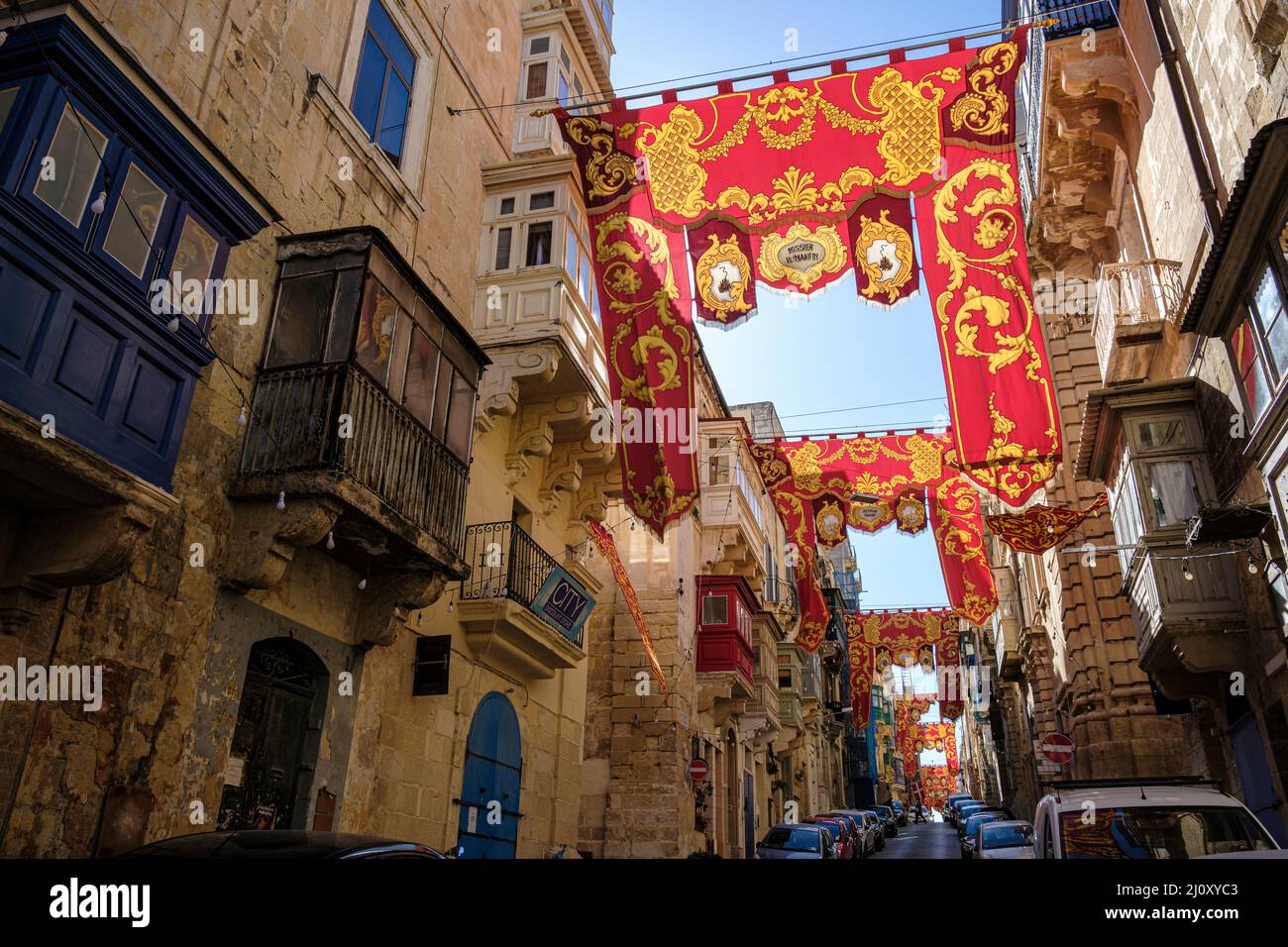 Banner in den Straßen von Valletta zum Fest des heiligen Paul's Shipwreck, Malta Stockfoto