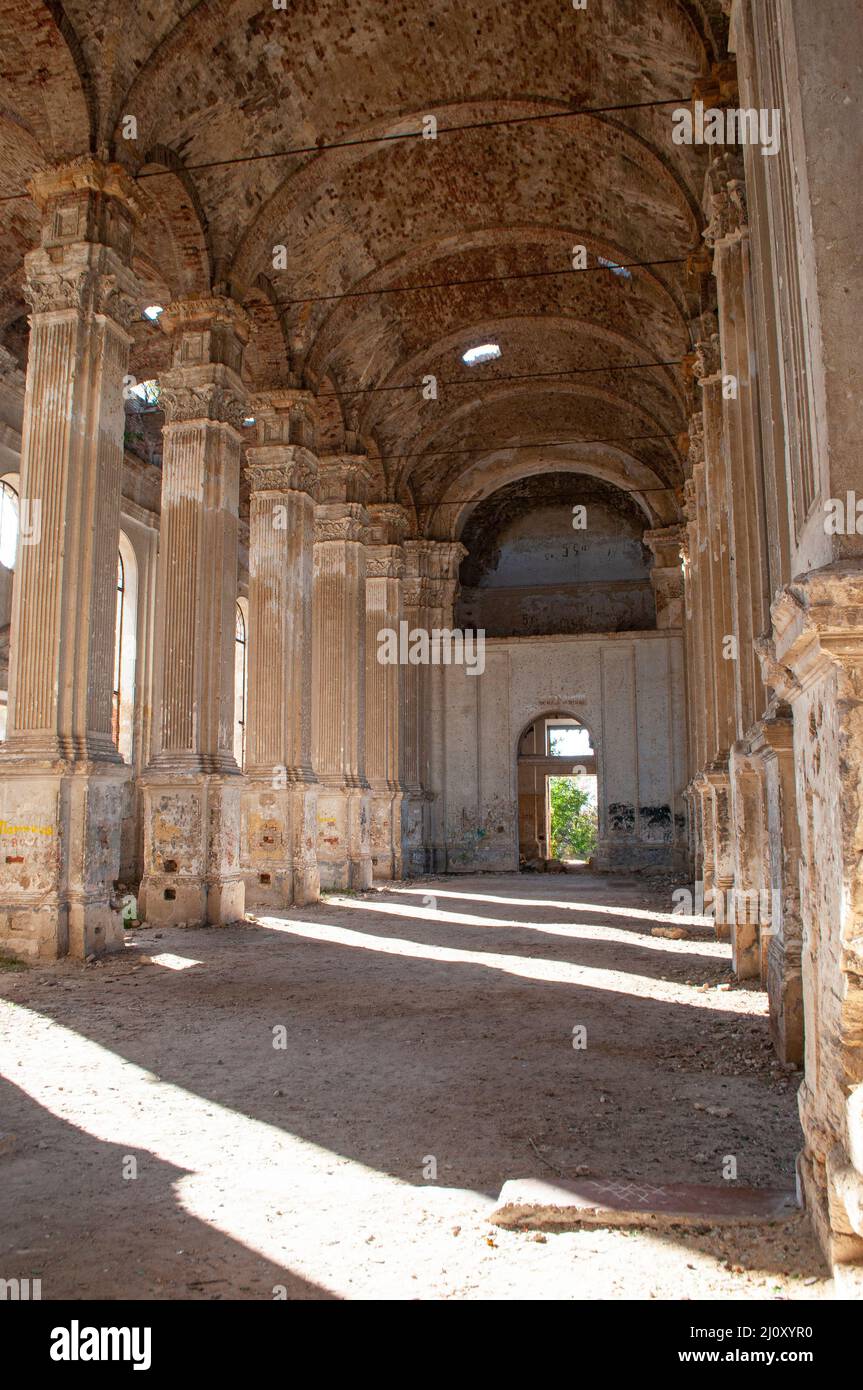 Eine alte verlassene und halb zerstörte lutherische Kirche. Lutherische Kirche in Odessa Region, Ukraine. Stockfoto