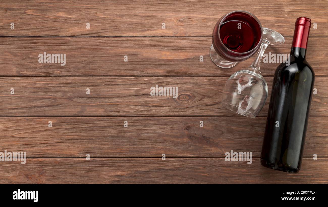 Weinflasche Holzhintergrund. Hochwertige Fotos Stockfoto