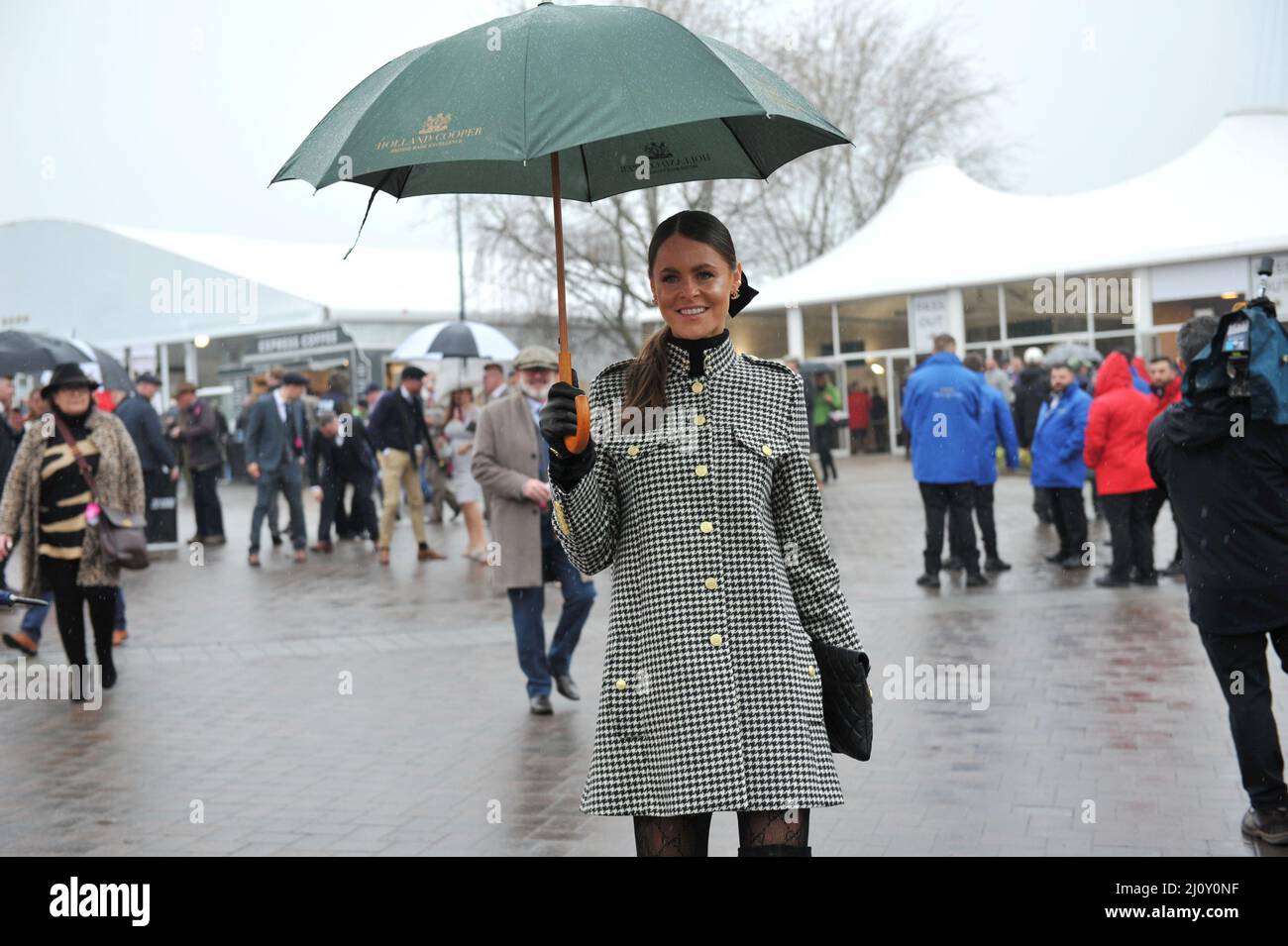 Jade Holland Cooper Day 2, Rennen beim Cheltenham Gold Cup Festival auf der Cheltenham Racecourse. Bilder von Mikal Ludlow Photography Tel; 07855 Stockfoto