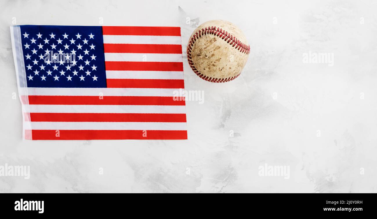 Baseballball auf Sternen und Streifen amerikanische Flagge Stockfoto
