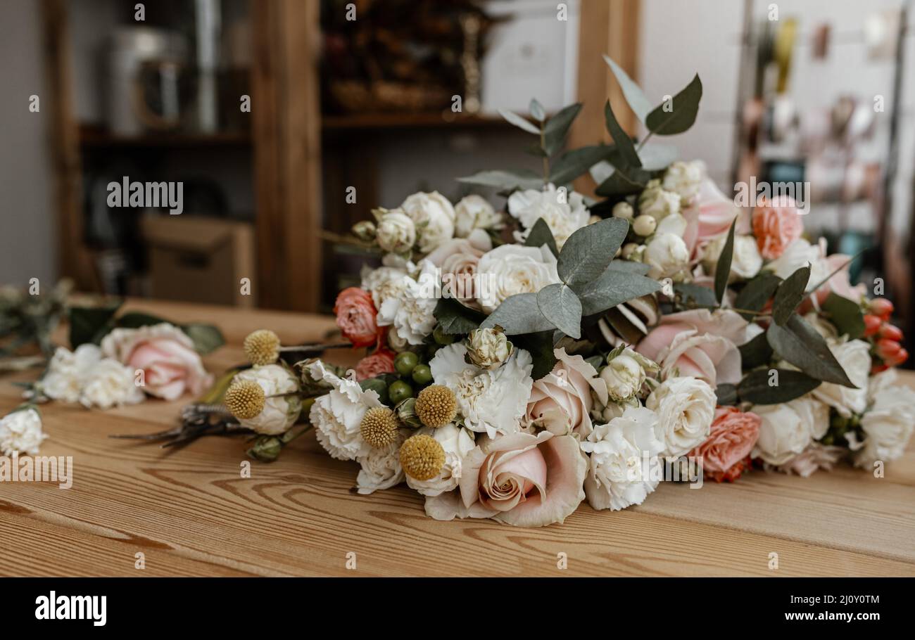 Schöner Holztisch mit Blumenarrangement. Hochwertige Fotos Stockfoto