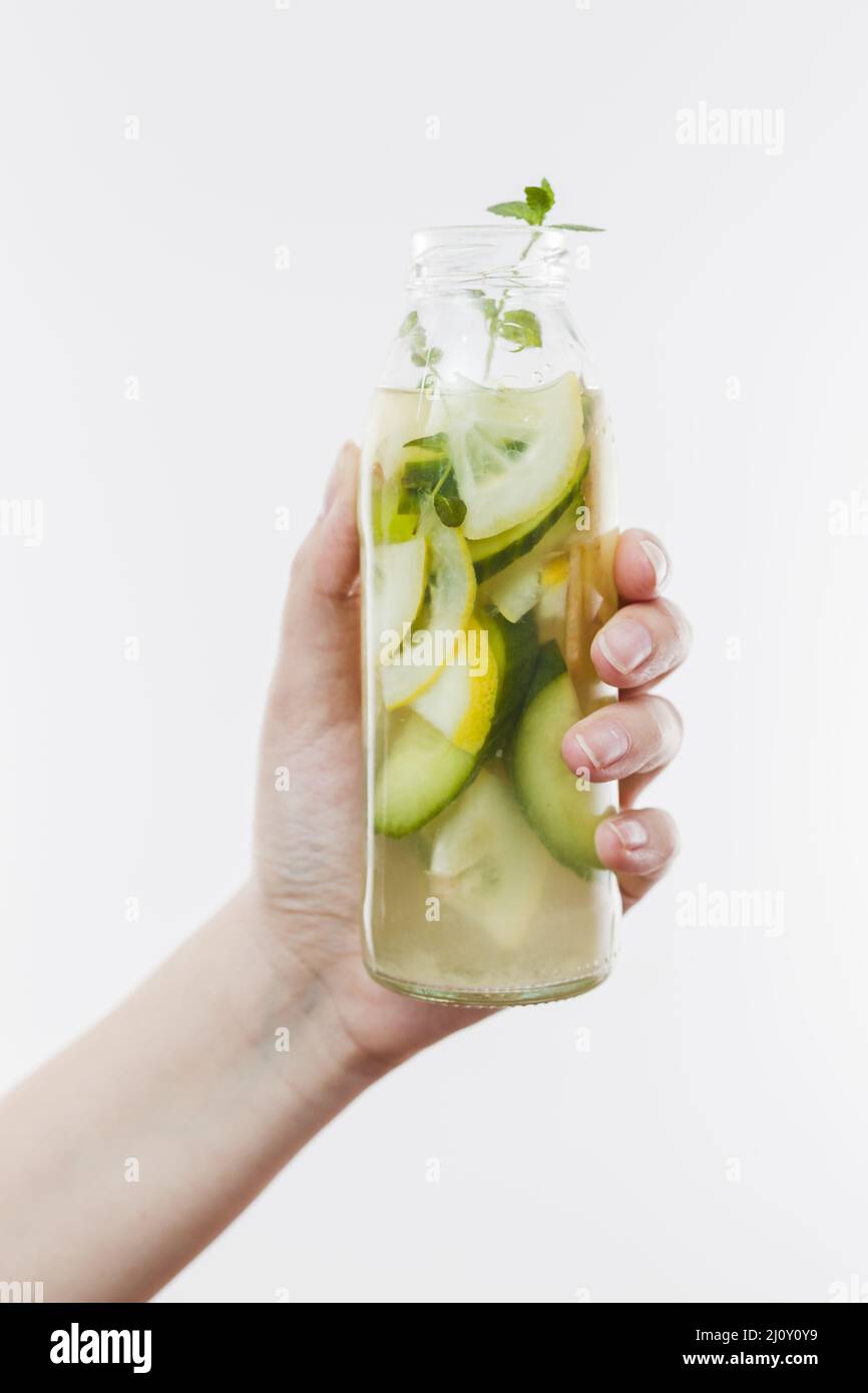 Hand mit Flasche Obst Limonade. Hochwertige Fotos Stockfoto