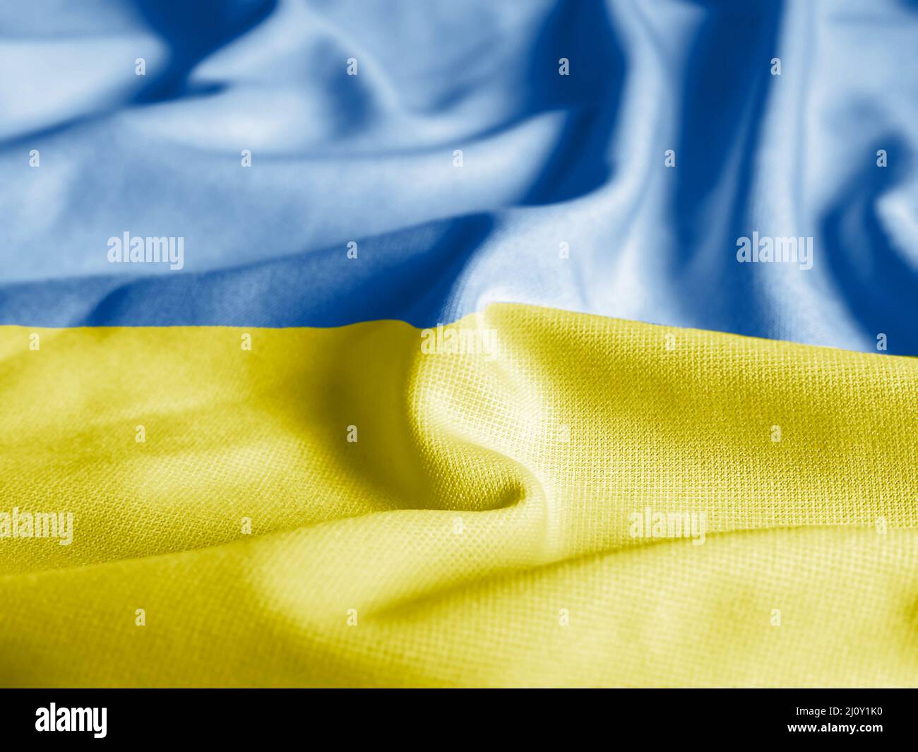 Nahaufnahme der Ukraine-Flagge auf einem gekräuselten Mesh-Material Stockfoto