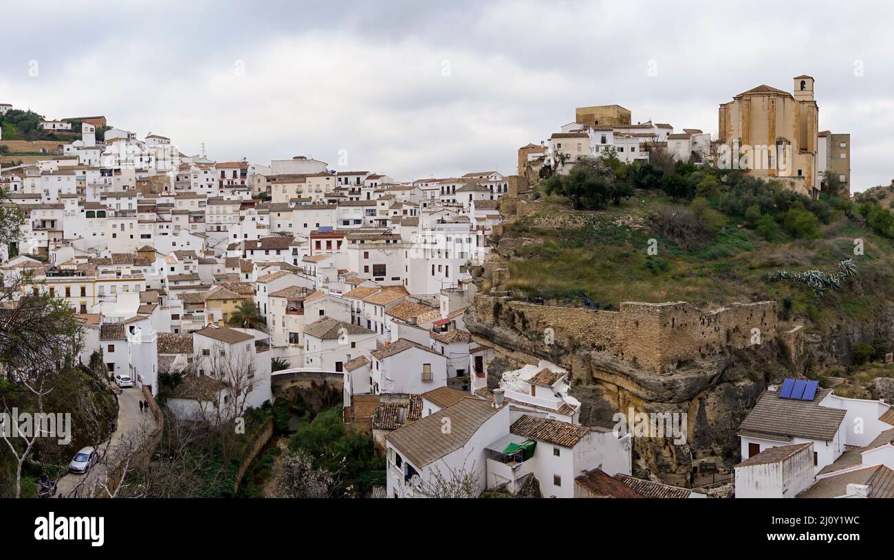 Panoramablick auf die Wahrzeichen-Stadt Setenil de las Bodegas in Andalusien Stockfoto