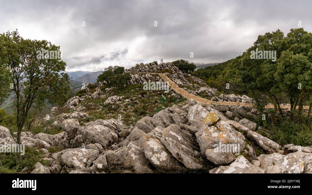 Blick auf den Aussichtspunkt Mirador del Guarda Forestal in der Sierra de las Nieves Stockfoto