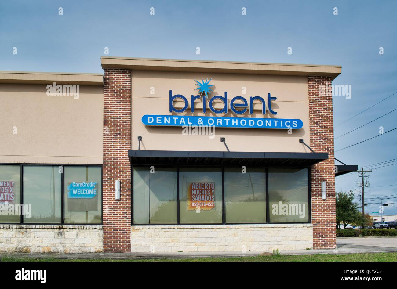 Houston, Texas USA 12-05-2021: Brident Dental and Kieferorthopädie Bürogebäude außen in Houston, TX. Gesundheit und Wellness lokale Business-Kette. Stockfoto