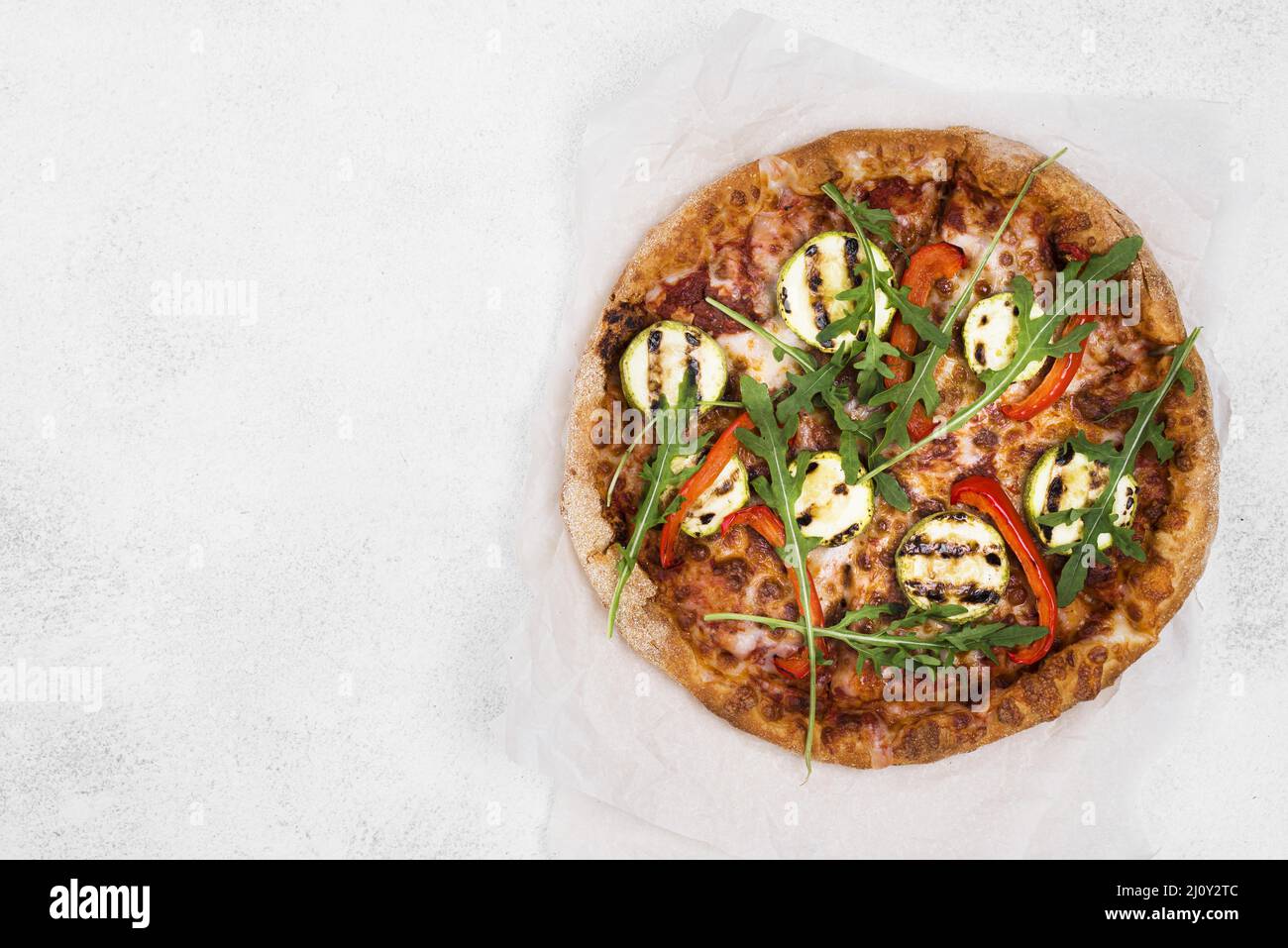 Rukula Pizza mit weißem Hintergrund. Hochwertige Fotos Stockfoto