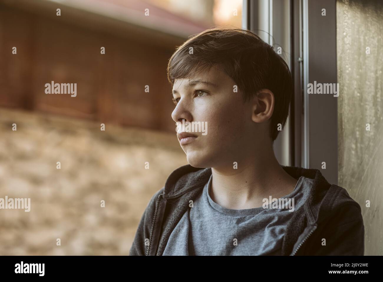 Seitenansicht trauriger Junge, der nach draußen schaute. Hochwertige Fotos Stockfoto