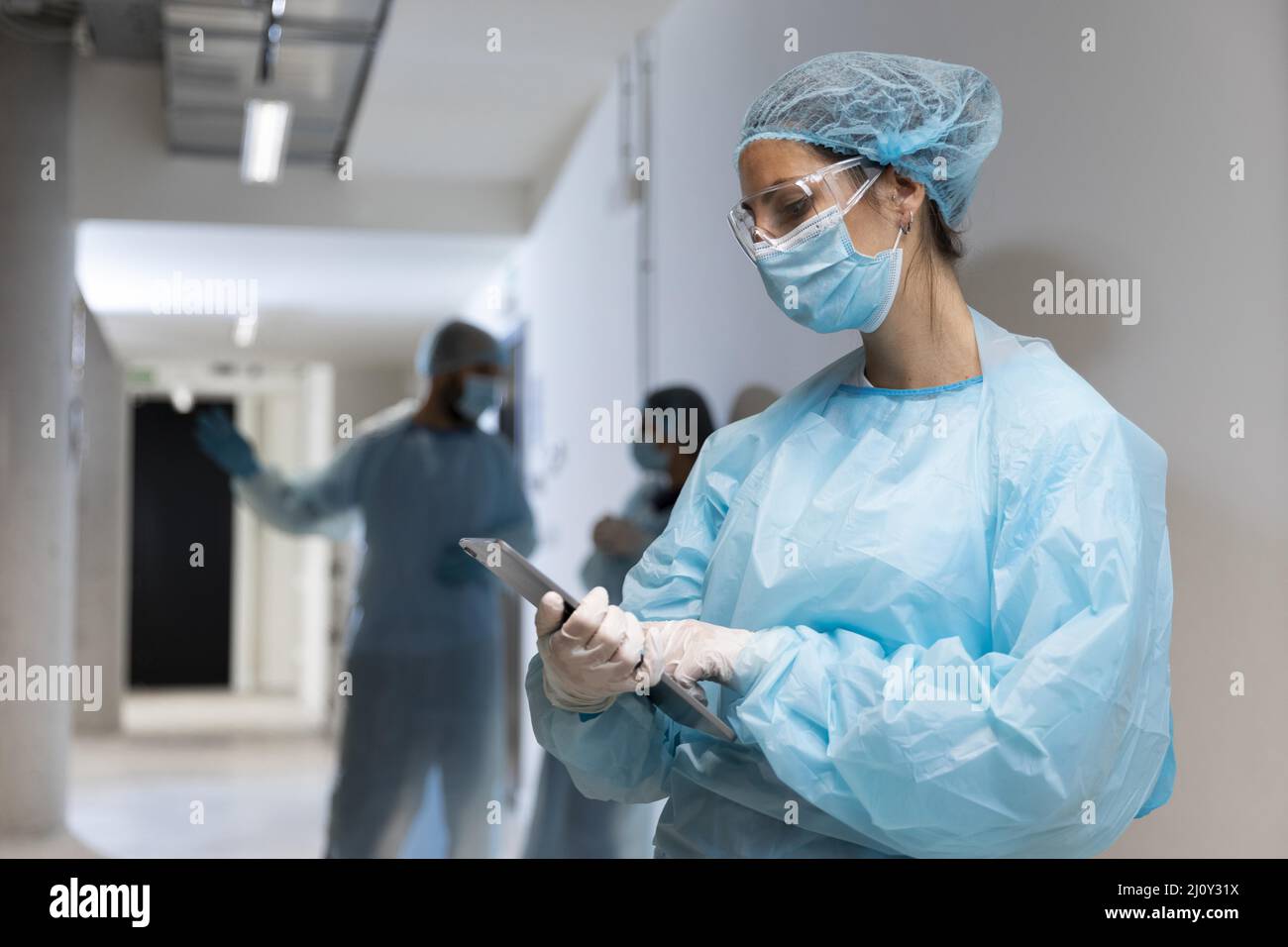 Arzt Schutzkleidung aussehende Tablette. Hochwertige Fotos Stockfoto