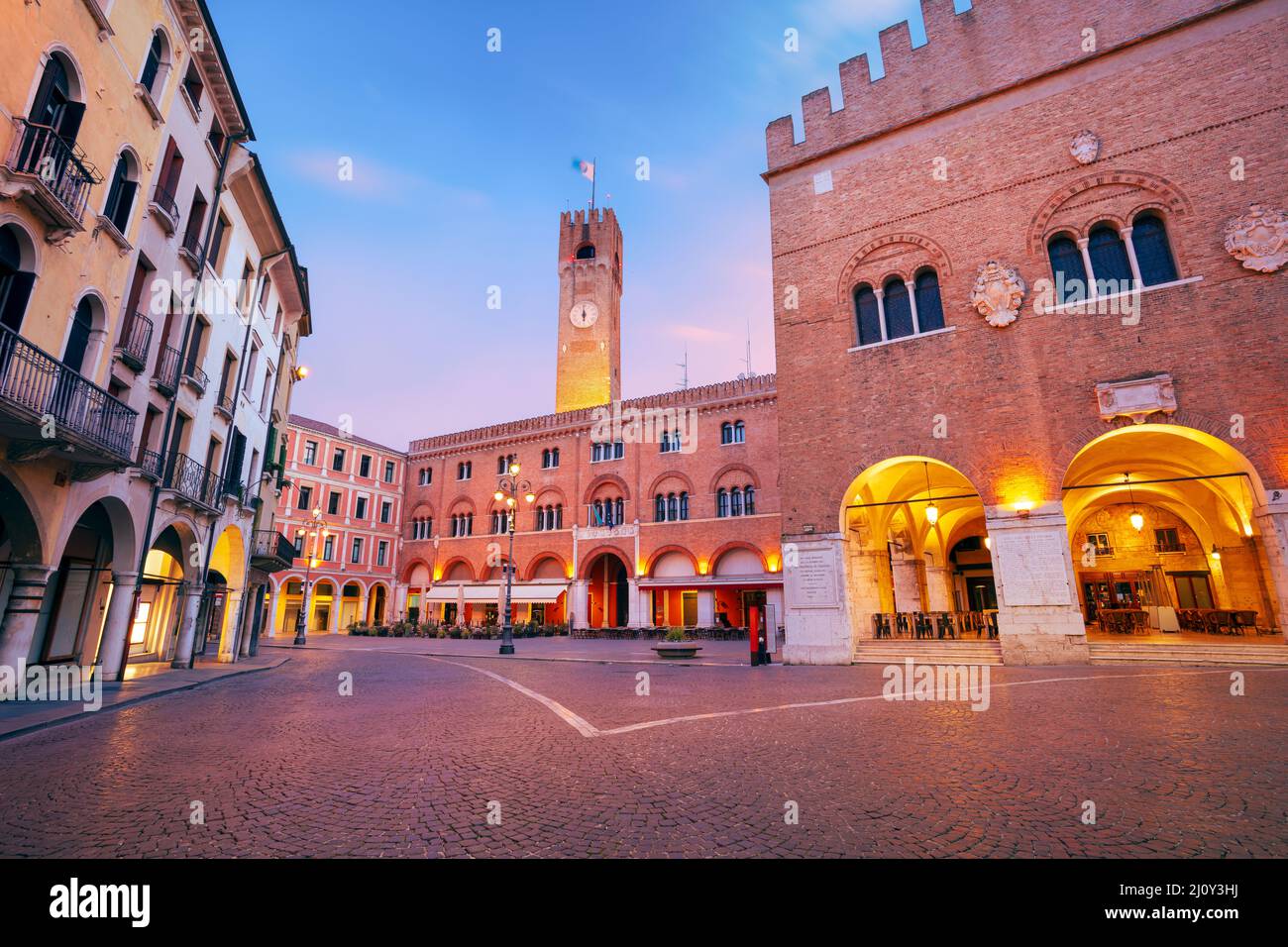 Treviso, Italien. Stadtbild des historischen Zentrums von Treviso, Italien mit altem Platz bei Sonnenaufgang. Stockfoto