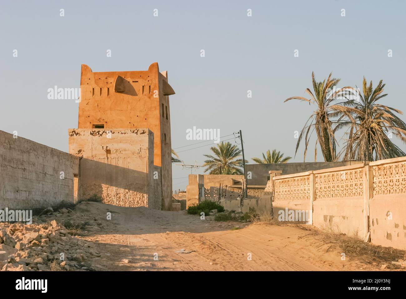 Eine Festung in Al Jazirat Al Hamra, einer verlassenen Geisterstadt südlich der Stadt Ras Al Khaimah in den Vereinigten Arabischen Emiraten. Stockfoto