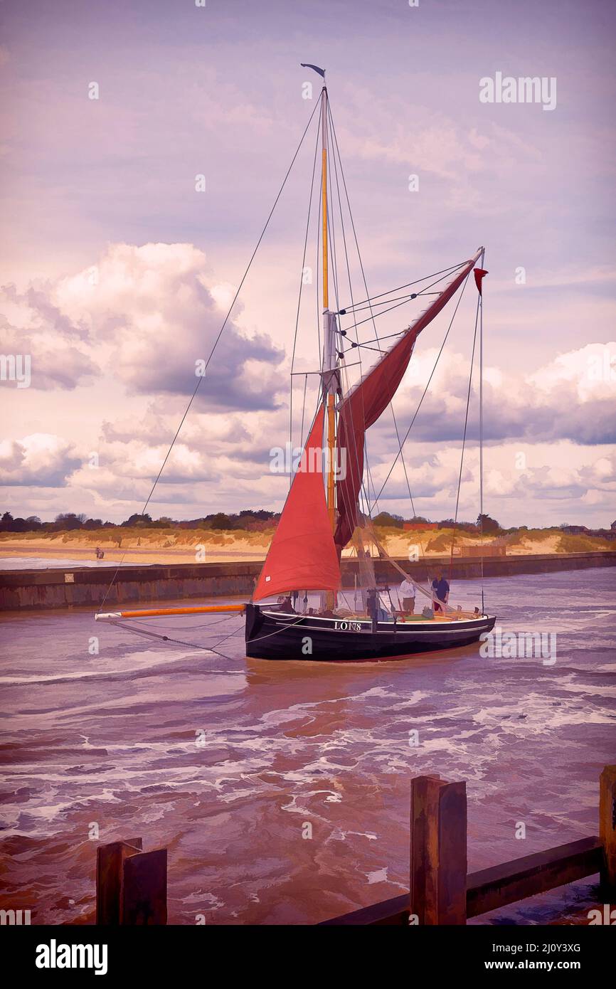 Altes Segelboot, das auf dem Fluss Blyth zwischen Southwold und Walberswick ins Meer fährt. Stockfoto