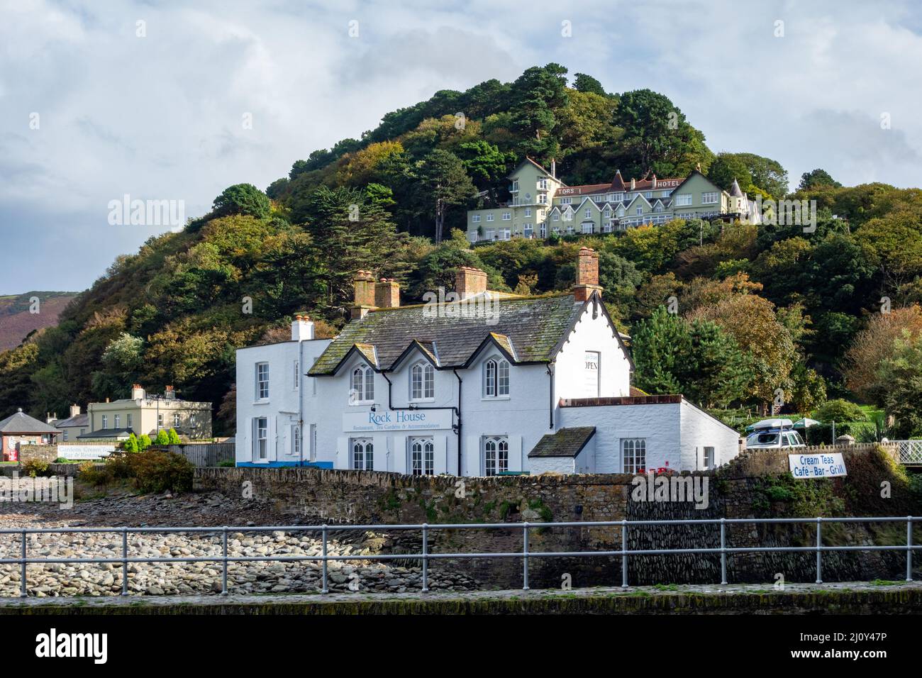 LYNMOUTH, DEVON, Großbritannien - OKTOBER 19 : Blick auf das Rock House und das Tors Hotel in Lynmouth, Devon am 19. Oktober 2013 Stockfoto