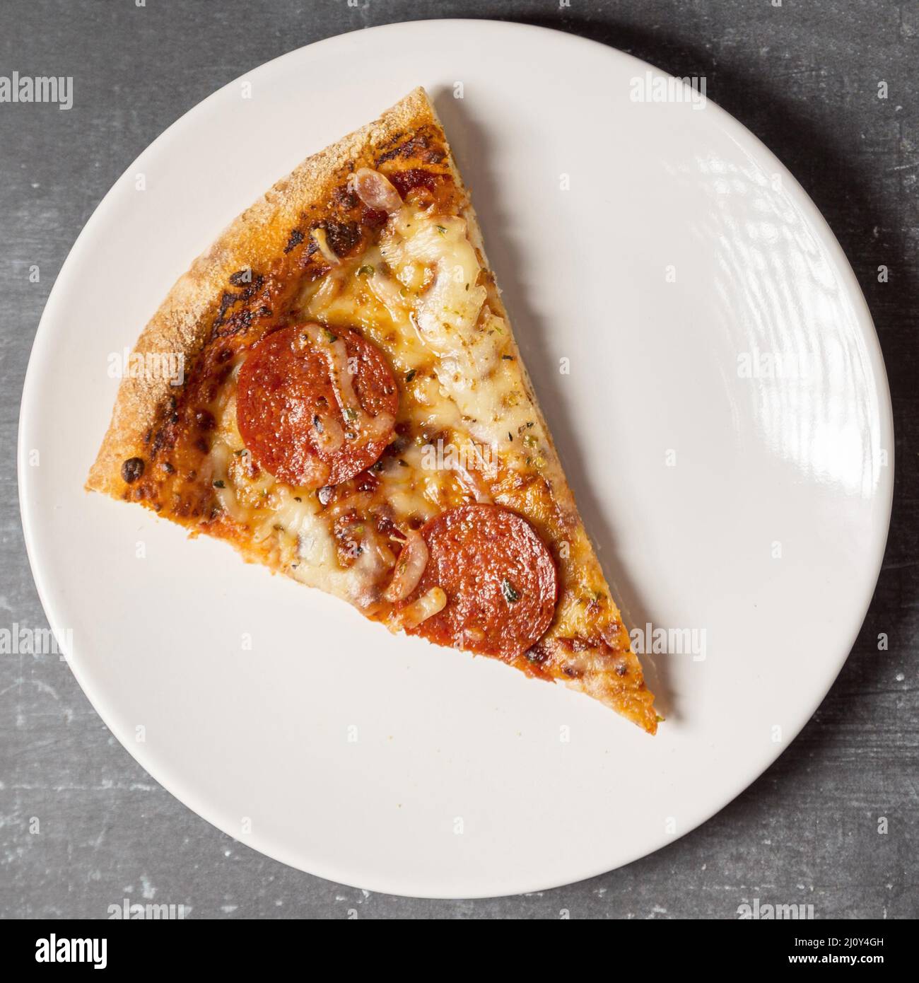 Flache Pepperoni-Pizzaplatte in Scheiben. Hochwertige Fotos Stockfoto