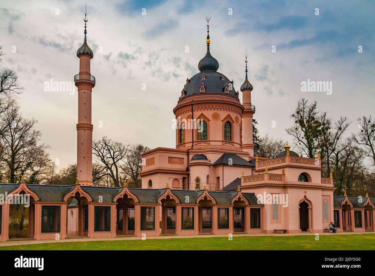 Tolle Aussicht auf die Gartenmoschee vom Innenhof. Die Moschee ist eines der faszinierendsten Gebäude im Schwetzinger Schlossgarten in... Stockfoto