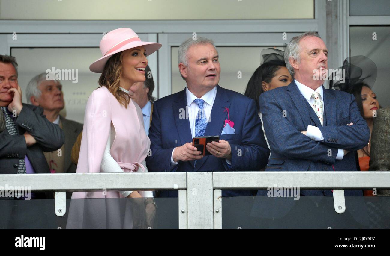 Eamonn Holmes und Co-Moderatorin Isabel Webster (in Pink) Tag 2, Rennen beim Cheltenham Gold Cup Festival auf der Cheltenham Racecourse. Damen d Stockfoto