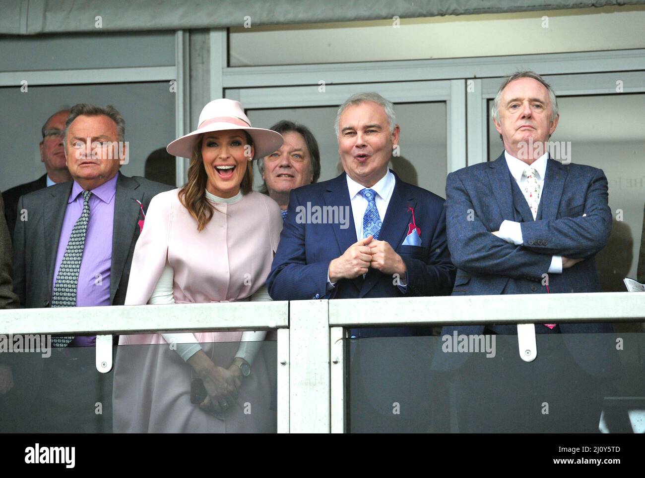 Eamonn Holmes und Co-Moderatorin Isabel Webster (in Pink) Tag 2, Rennen beim Cheltenham Gold Cup Festival auf der Cheltenham Racecourse. Damen d Stockfoto