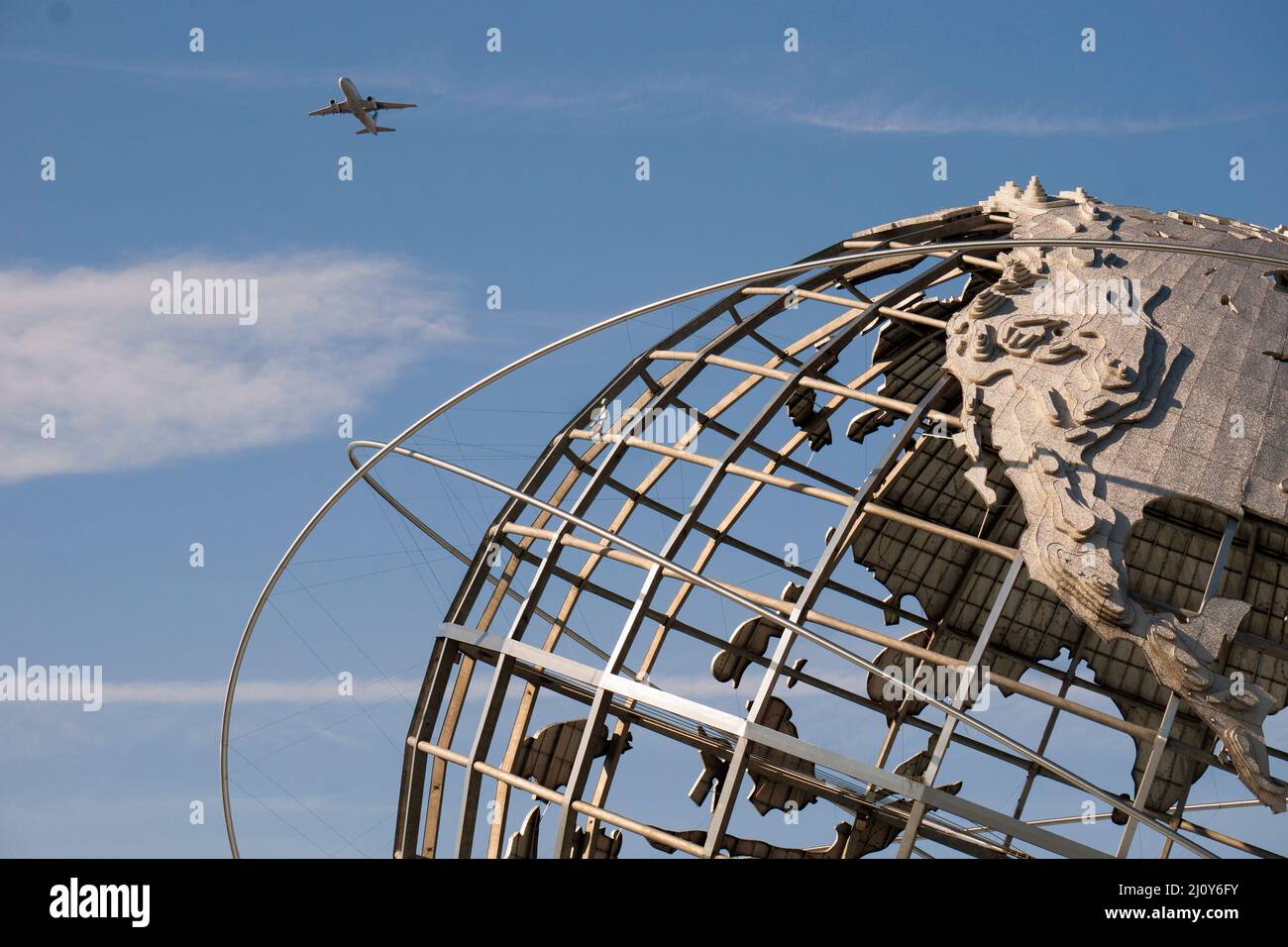 Ein Flug vom Flughafen LaGuardia, der im Flushing Meadows Corona Park in Queens, New York City, über Unisphere abfliegt. Stockfoto