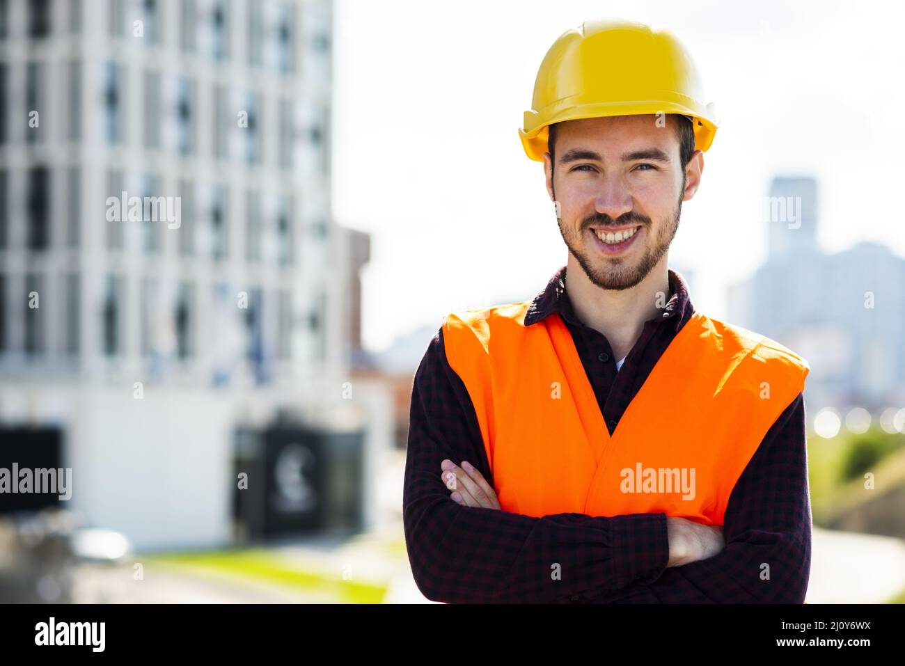 Mittellange Porträtaufnahme, die von einem Bauarbeiter aussieht. Hochwertige Fotos Stockfoto