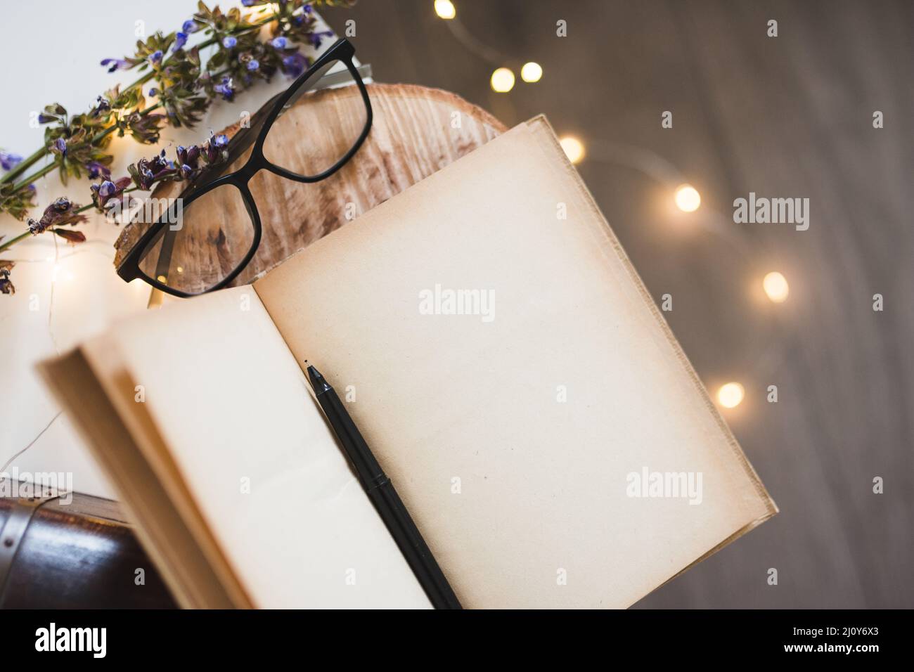 Öffnen Sie Buch mehr Bücher. Hochwertige Fotos Stockfoto