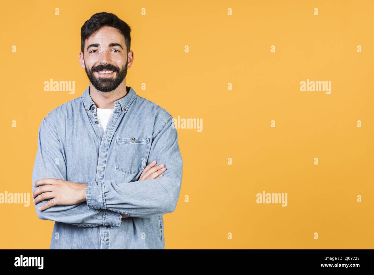 Mittlerer Smiley-Typ kreuzte die Arme. Hochwertige Fotos Stockfoto