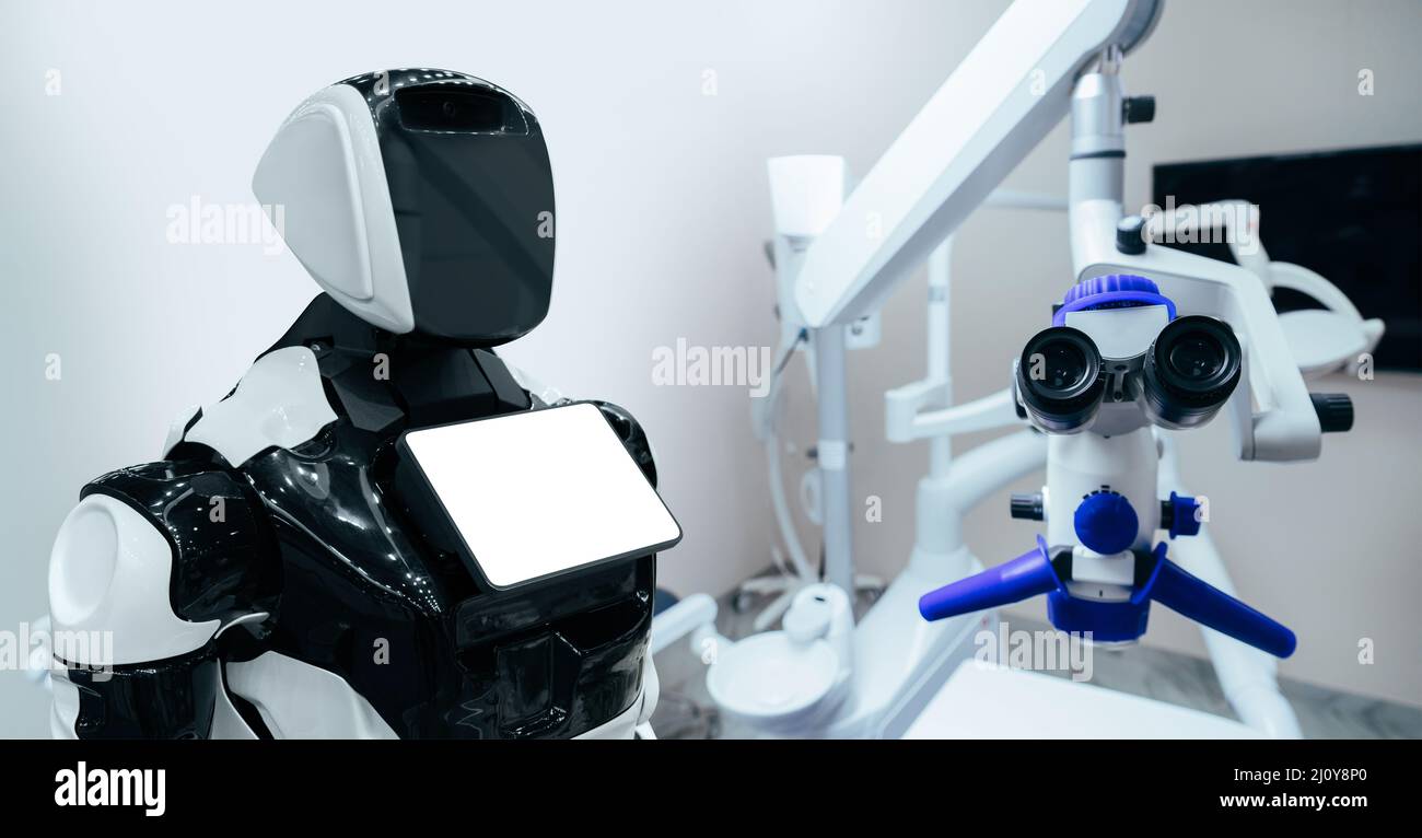 Roboter und medizinisches Mikroskop. Künstliche Intelligenz in der Medizin Konzept Stockfoto