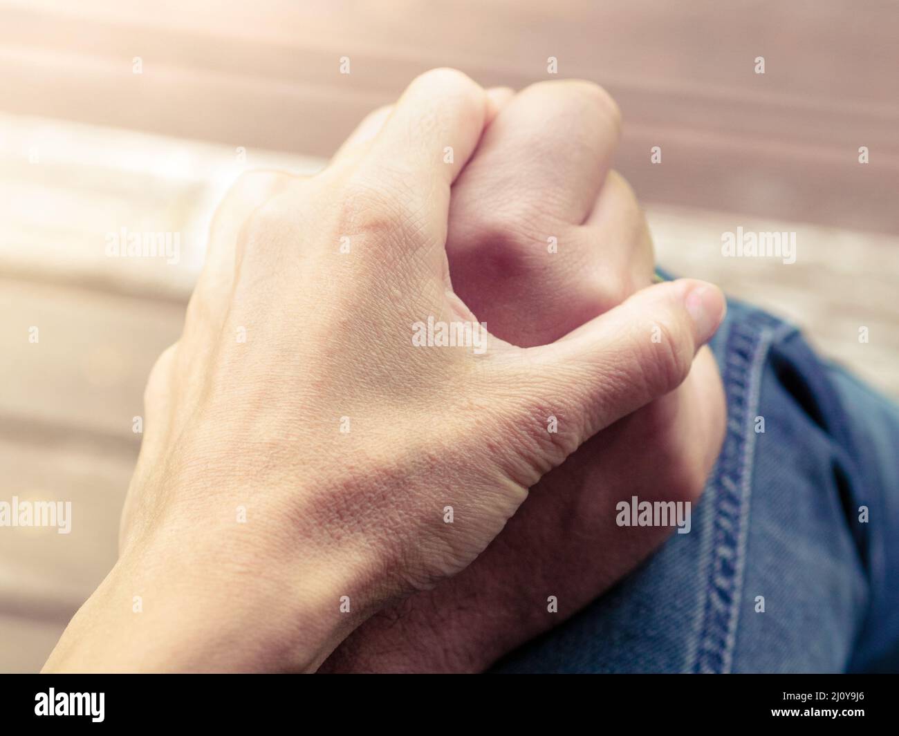 Zwei Hände zusammen, ein Mann und eine Frau halten sich an den Händen. Mann und Frau zusammen. Unterstützung und Verständnis Stockfoto