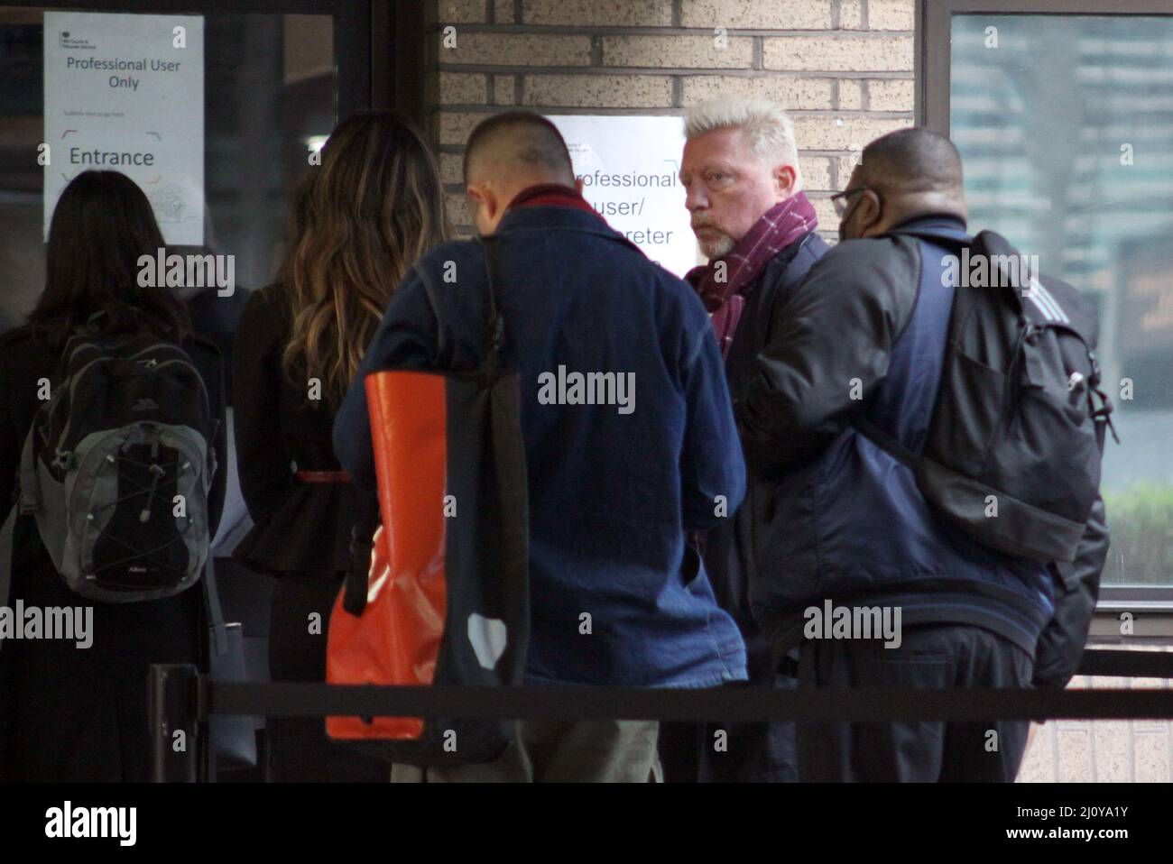 London, Großbritannien. 21. März 2022. Boris Becker (2. von rechts) kommt am Southwark Crown Court an, wo sein Prozess beginnt. Der ehemalige Tennisstar Boris Becker steht ab Montag in London vor Gericht. Der 54-Jährige steht im Zusammenhang mit seinem Insolvenzverfahren wegen verschiedener Anklagen vor einem Strafverfahren. Kredit: Philip Dethlefs/dpa/Alamy Live Nachrichten Stockfoto