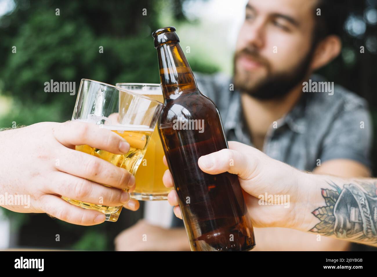 Männliche Freunde jubeln alkoholische Getränke im Freien. Hochwertige Fotos Stockfoto