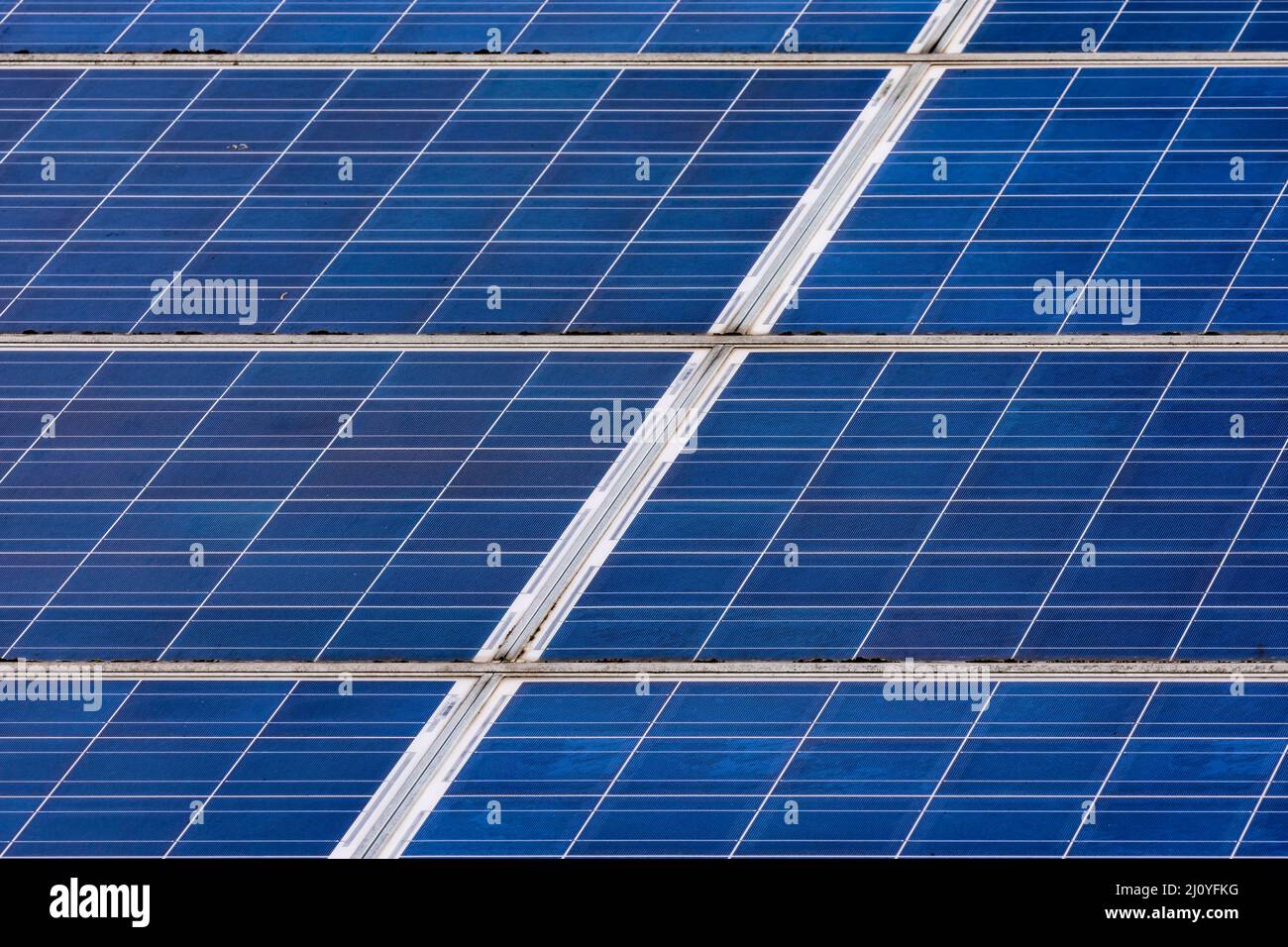 Das Erneuerbare-Energien-Gesetz und die EEG-Vergütung regeln die Finanzierung privater Photovoltaikanlagen in Deutschland Stockfoto